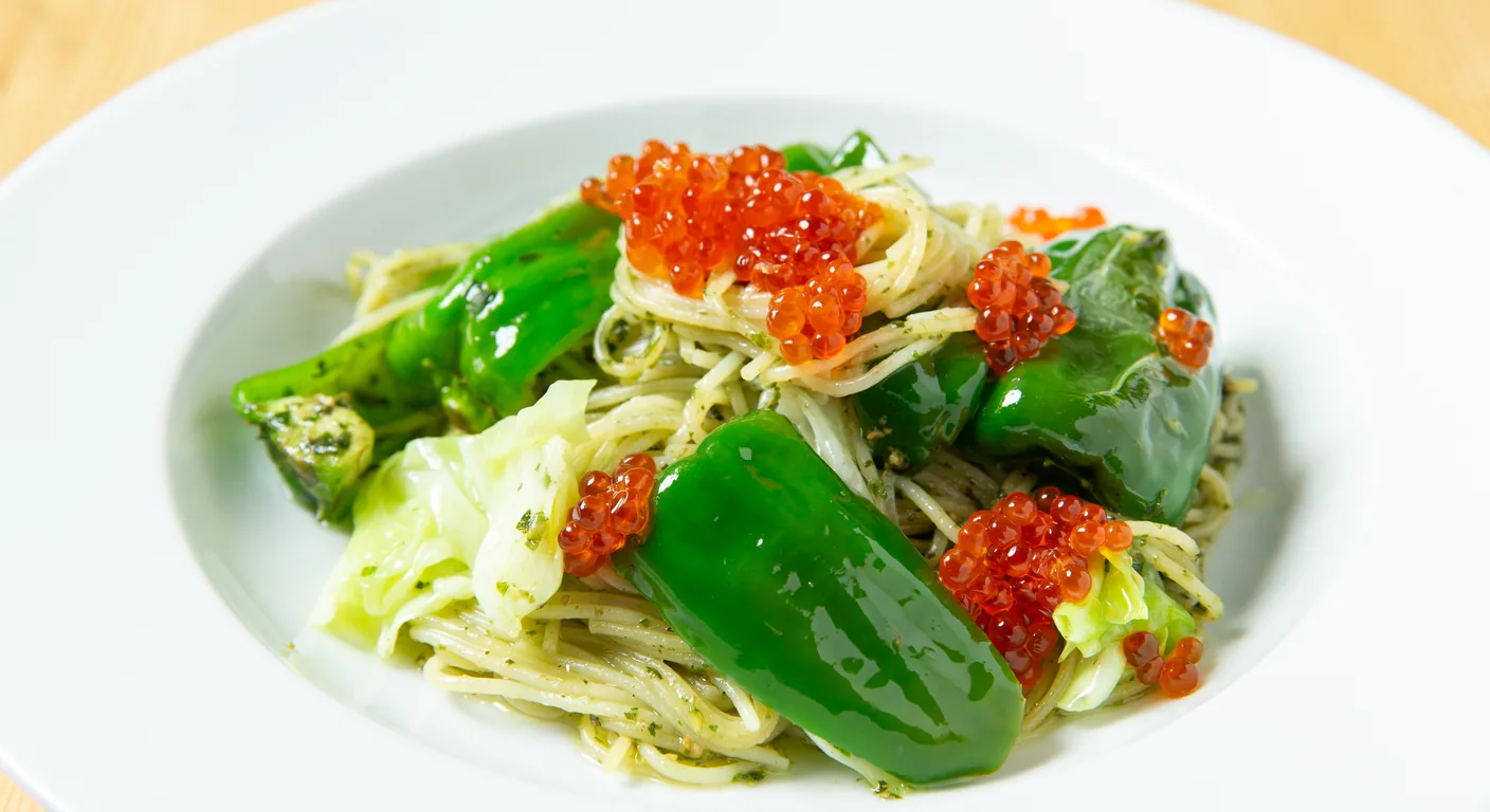 ピーマンといくらを添えたパスタ