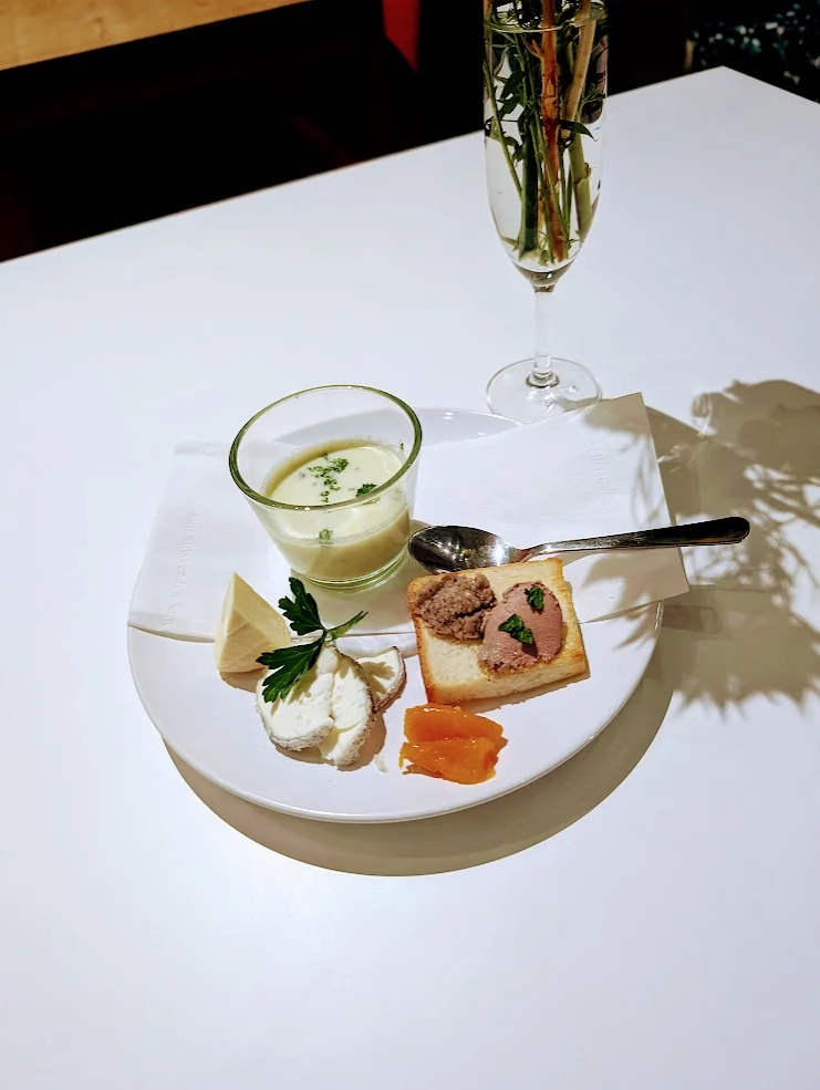 枝豆の冷製ポタージュとアミューズの盛り合わせ