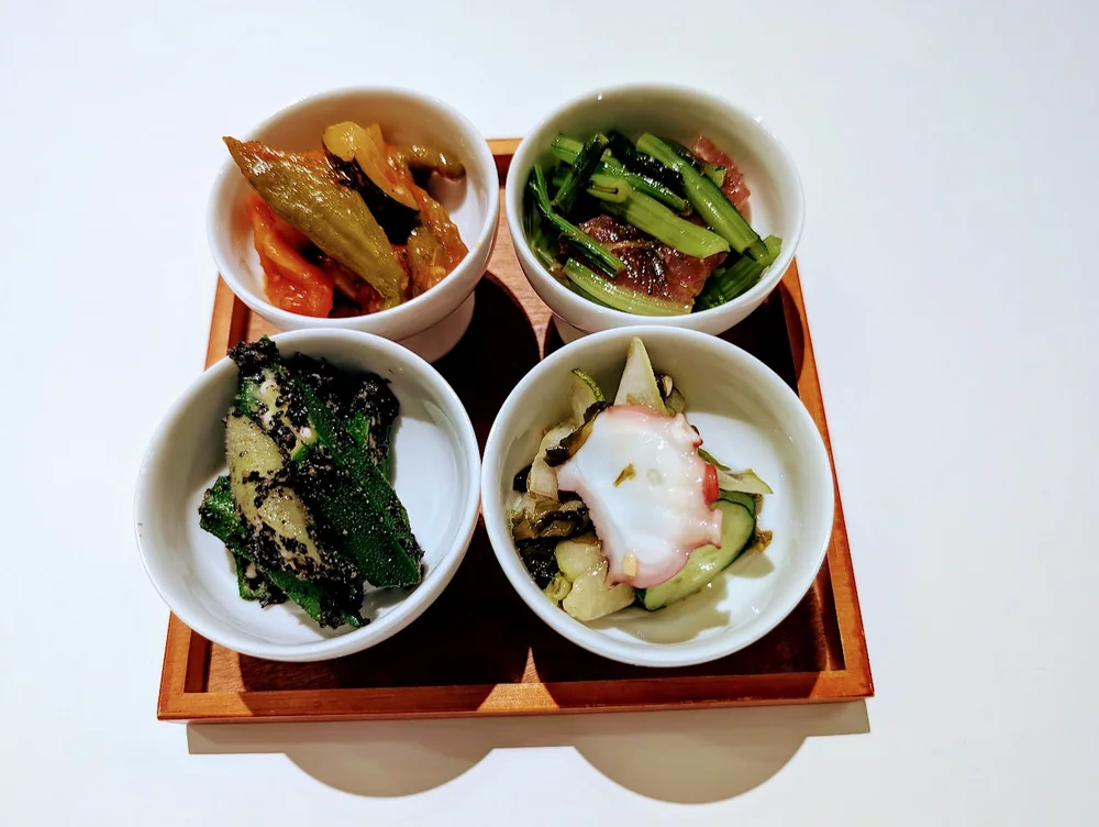 木のトレーに並べた4種の前菜