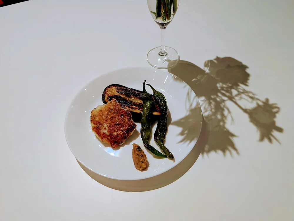 すり身の焼き物に甘長唐辛子とナスを添えた皿