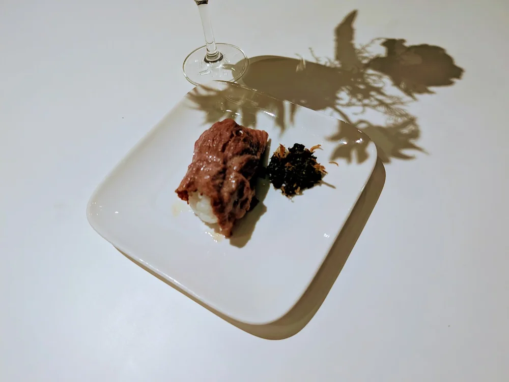 栃木牛をのせたおにぎり仕立ての一品