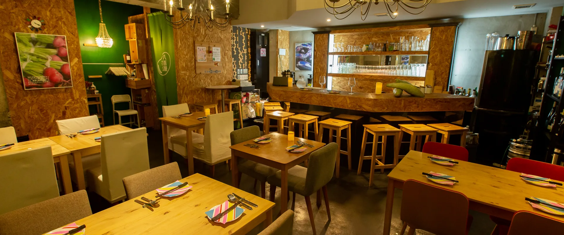 木のテーブルと椅子が並ぶ飲食店の店内