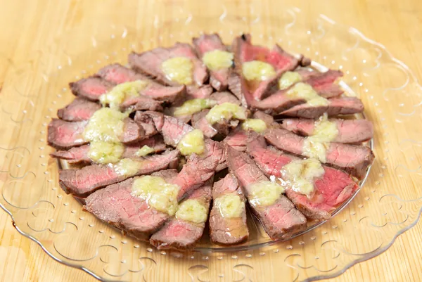 大皿に盛り付けたローストビーフ